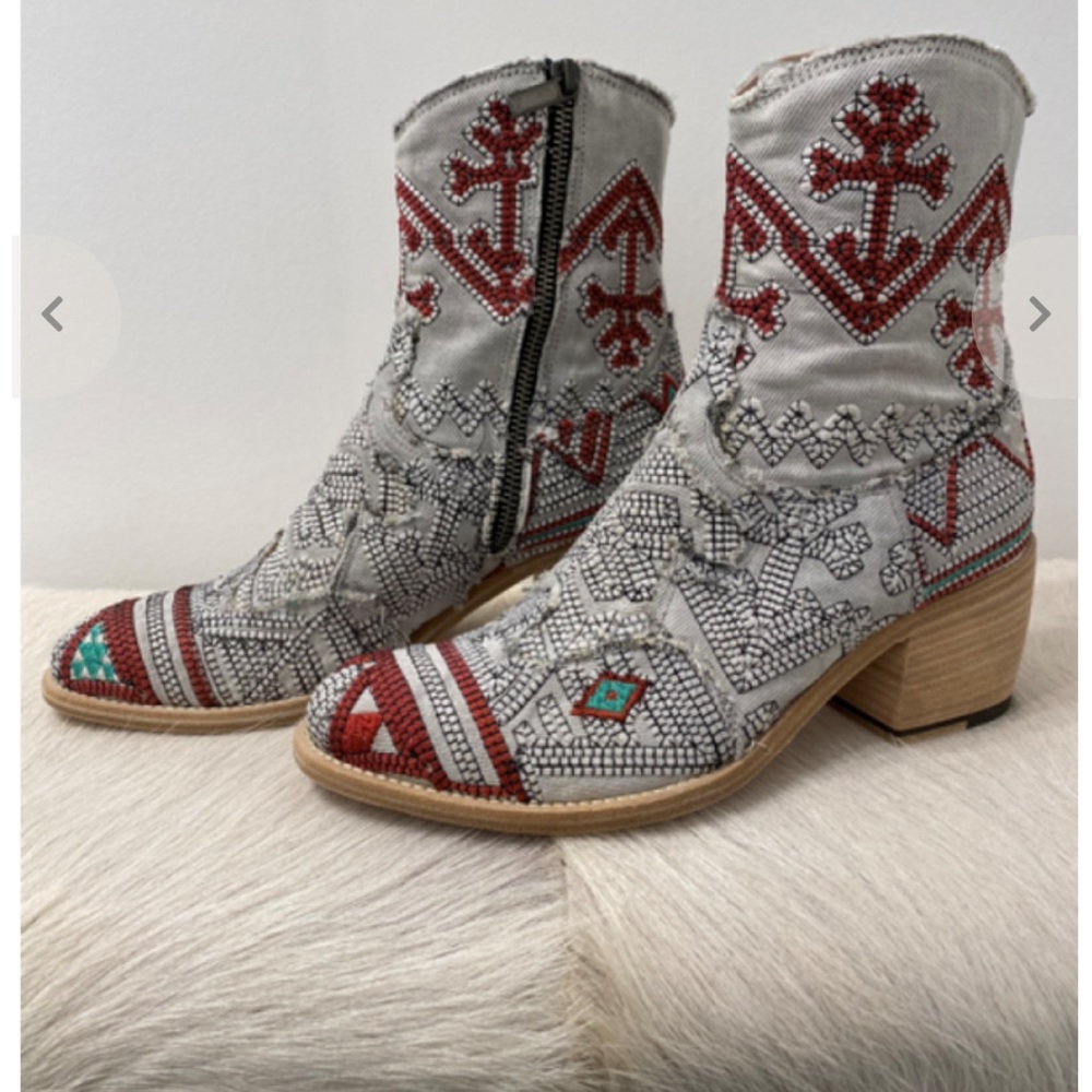 MARCO DELLI
DALLAS ANKLE BOOT - EMBROIDERED DENIM